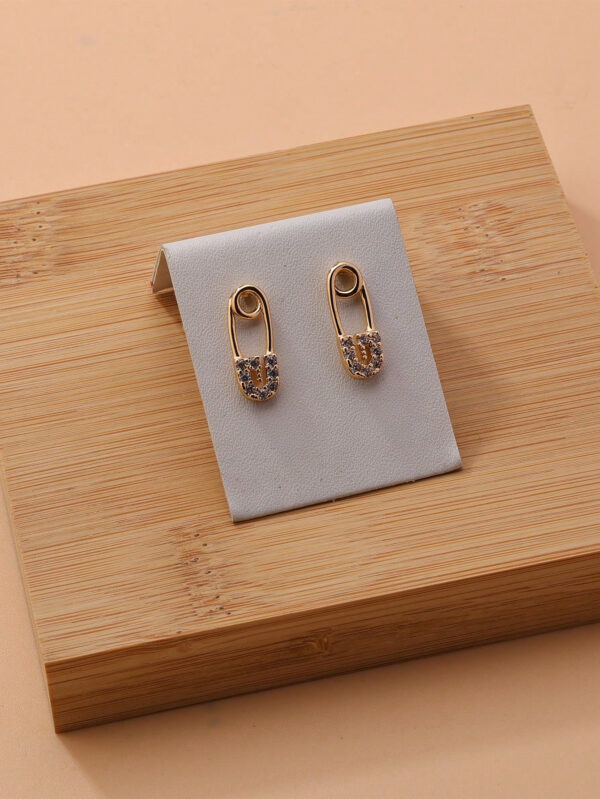 1 paire de boucles d'oreilles clous simples et élégantes en forme de U avec strass (la carte n'est que pour l'affichage, non incluse) – Image 3