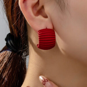 1 Paire De Boucles D'oreilles Clou Design C À La Mode Et Élégantes Pour Femmes, En Métal De Couleur Froide, À Motif De Pneu Et Texture De Ligne Concave-convexe Texturée