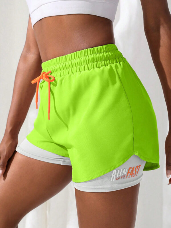 Exploreva Shorts de sport 2 en 1 respirants avec lettrage graphique, shorts évasés et shorts à cordon – Image 5