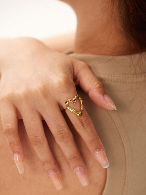 1 pièce Bague en acier inoxydable à la mode, exquise et romantique avec texture martelée en forme de cœur ajourée en 18 carats, pour la Saint-Valentin, le carnaval, le Nouvel An, les fêtes et le port quotidien pour femmes – Image 2