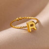 Bagues à initial en acier inoxydable épaisse et mignonne pour femmes et filles. Bague ajustable en or avec lettre. Bijoux pour femmes avec alphabet. Cadeau – Image 2