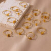 Bagues à initial en acier inoxydable épaisse et mignonne pour femmes et filles. Bague ajustable en or avec lettre. Bijoux pour femmes avec alphabet. Cadeau – Image 5