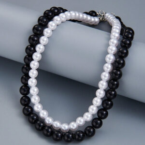 2 pièces Collier simple tendance en perles noires et blanches, perles factices de 6 à 10 mm de diamètre. Convient pour les cadeaux de la Saint-Valentin et les vacances pour les couples, et pour le port quotidien des hommes pour la Saint-Valentin