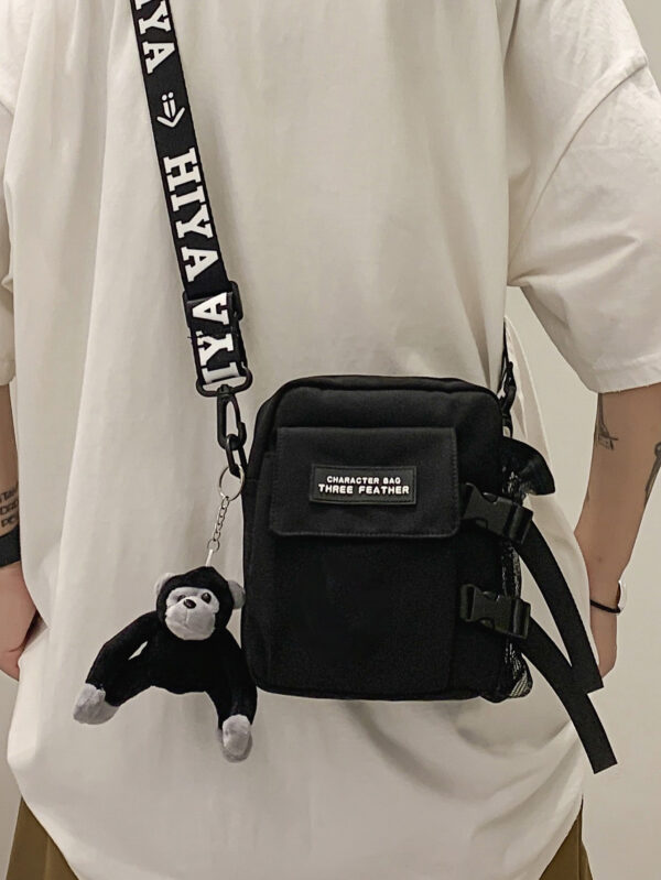 Sac banane multifonctionnel pour étudiants du secondaire et étudiants universitaires. Sac d'épaule casual avec motif graphique carré, charm décoratif. Idéal pour les voyages, l'université, le sport, les trajets, la chambre. Sac pratique et avec plusieurs poches. Sac messenger, sac bandoulière pour hommes. Sac latéral automne, sac cylindrique, cadeau de Noël, sac d'hiver, sac de Thanksgiving, sac de voyage, sac de camping, sac d'école. Sac noir – Image 2