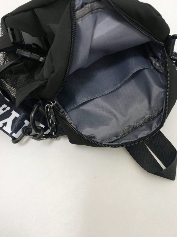 Sac banane multifonctionnel pour étudiants du secondaire et étudiants universitaires. Sac d'épaule casual avec motif graphique carré, charm décoratif. Idéal pour les voyages, l'université, le sport, les trajets, la chambre. Sac pratique et avec plusieurs poches. Sac messenger, sac bandoulière pour hommes. Sac latéral automne, sac cylindrique, cadeau de Noël, sac d'hiver, sac de Thanksgiving, sac de voyage, sac de camping, sac d'école. Sac noir – Image 6