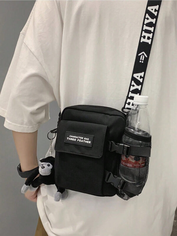 Sac banane multifonctionnel pour étudiants du secondaire et étudiants universitaires. Sac d'épaule casual avec motif graphique carré, charm décoratif. Idéal pour les voyages, l'université, le sport, les trajets, la chambre. Sac pratique et avec plusieurs poches. Sac messenger, sac bandoulière pour hommes. Sac latéral automne, sac cylindrique, cadeau de Noël, sac d'hiver, sac de Thanksgiving, sac de voyage, sac de camping, sac d'école. Sac noir – Image 7