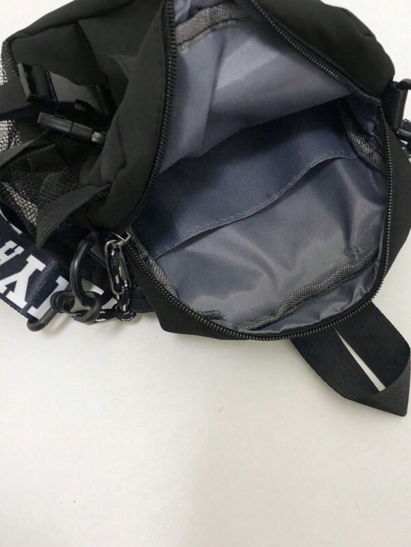 Sac banane multifonctionnel pour étudiants du secondaire et étudiants universitaires. Sac d'épaule casual avec motif graphique carré, charm décoratif. Idéal pour les voyages, l'université, le sport, les trajets, la chambre. Sac pratique et avec plusieurs poches. Sac messenger, sac bandoulière pour hommes. Sac latéral automne, sac cylindrique, cadeau de Noël, sac d'hiver, sac de Thanksgiving, sac de voyage, sac de camping, sac d'école. Sac noir – Image 16