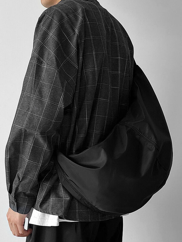 1 pièce Sac à bandoulière en nylon noir unicolore, imperméable, de forme croissante, grande capacité avec fermeture à glissière. Convient pour l'utilisation quotidienne, le déplacement, les voyages, l'école, le collège, les vacances, le stockage. Sac fourre-tout, sac banane, sac de randonnée, sac pour hommes, sac étudiant, sac décontracté, sac de papa, sac de petit ami, sac de voyage, sac d'extérieur, sac de Noël, sac de Thanksgiving, sac de poitrine, sac latéral, sac besace, sac en cuir, sac porté à la hanche, sac cadeau pour homme, sac de camping, sac bandoulière pour homme, sac d'été, sac de rentrée scolaire