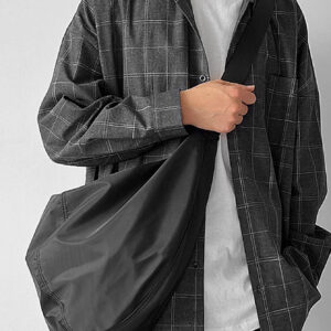 1 pièce Sac à bandoulière en nylon noir unicolore, imperméable, de forme croissante, grande capacité avec fermeture à glissière. Convient pour l'utilisation quotidienne, le déplacement, les voyages, l'école, le collège, les vacances, le stockage. Sac fourre-tout, sac banane, sac de randonnée, sac pour hommes, sac étudiant, sac décontracté, sac de papa, sac de petit ami, sac de voyage, sac d'extérieur, sac de Noël, sac de Thanksgiving, sac de poitrine, sac latéral, sac besace, sac en cuir, sac porté à la hanche, sac cadeau pour homme, sac de camping, sac bandoulière pour homme, sac d'été, sac de rentrée scolaire