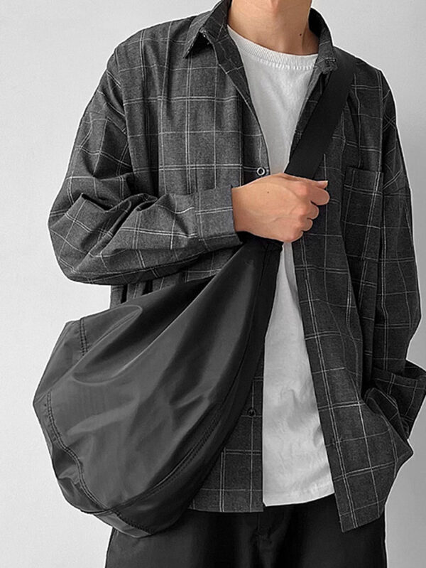 1 pièce Sac à bandoulière en nylon noir unicolore, imperméable, de forme croissante, grande capacité avec fermeture à glissière. Convient pour l'utilisation quotidienne, le déplacement, les voyages, l'école, le collège, les vacances, le stockage. Sac fourre-tout, sac banane, sac de randonnée, sac pour hommes, sac étudiant, sac décontracté, sac de papa, sac de petit ami, sac de voyage, sac d'extérieur, sac de Noël, sac de Thanksgiving, sac de poitrine, sac latéral, sac besace, sac en cuir, sac porté à la hanche, sac cadeau pour homme, sac de camping, sac bandoulière pour homme, sac d'été, sac de rentrée scolaire – Image 2