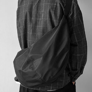 1 pièce Sac à bandoulière en nylon noir unicolore, imperméable, de forme croissante, grande capacité avec fermeture à glissière. Convient pour l'utilisation quotidienne, le déplacement, les voyages, l'école, le collège, les vacances, le stockage. Sac fourre-tout, sac banane, sac de randonnée, sac pour hommes, sac étudiant, sac décontracté, sac de papa, sac de petit ami, sac de voyage, sac d'extérieur, sac de Noël, sac de Thanksgiving, sac de poitrine, sac latéral, sac besace, sac en cuir, sac porté à la hanche, sac cadeau pour homme, sac de camping, sac bandoulière pour homme, sac d'été, sac de rentrée scolaire