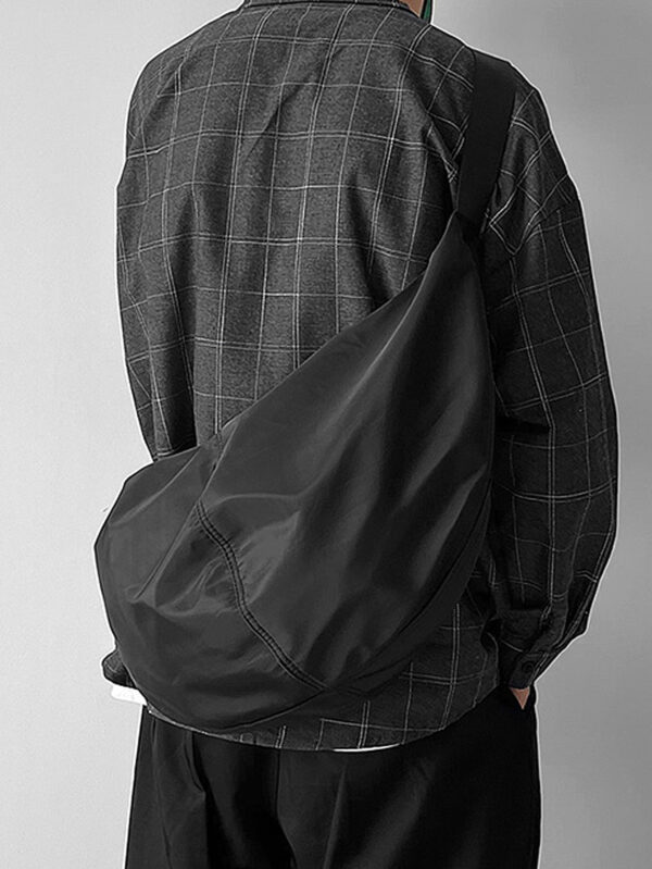 1 pièce Sac à bandoulière en nylon noir unicolore, imperméable, de forme croissante, grande capacité avec fermeture à glissière. Convient pour l'utilisation quotidienne, le déplacement, les voyages, l'école, le collège, les vacances, le stockage. Sac fourre-tout, sac banane, sac de randonnée, sac pour hommes, sac étudiant, sac décontracté, sac de papa, sac de petit ami, sac de voyage, sac d'extérieur, sac de Noël, sac de Thanksgiving, sac de poitrine, sac latéral, sac besace, sac en cuir, sac porté à la hanche, sac cadeau pour homme, sac de camping, sac bandoulière pour homme, sac d'été, sac de rentrée scolaire – Image 3