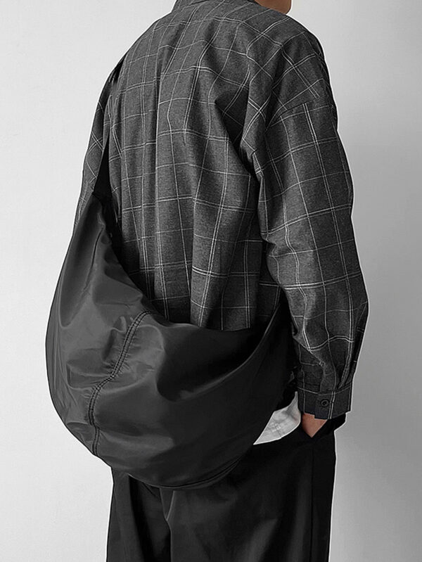 1 pièce Sac à bandoulière en nylon noir unicolore, imperméable, de forme croissante, grande capacité avec fermeture à glissière. Convient pour l'utilisation quotidienne, le déplacement, les voyages, l'école, le collège, les vacances, le stockage. Sac fourre-tout, sac banane, sac de randonnée, sac pour hommes, sac étudiant, sac décontracté, sac de papa, sac de petit ami, sac de voyage, sac d'extérieur, sac de Noël, sac de Thanksgiving, sac de poitrine, sac latéral, sac besace, sac en cuir, sac porté à la hanche, sac cadeau pour homme, sac de camping, sac bandoulière pour homme, sac d'été, sac de rentrée scolaire – Image 4