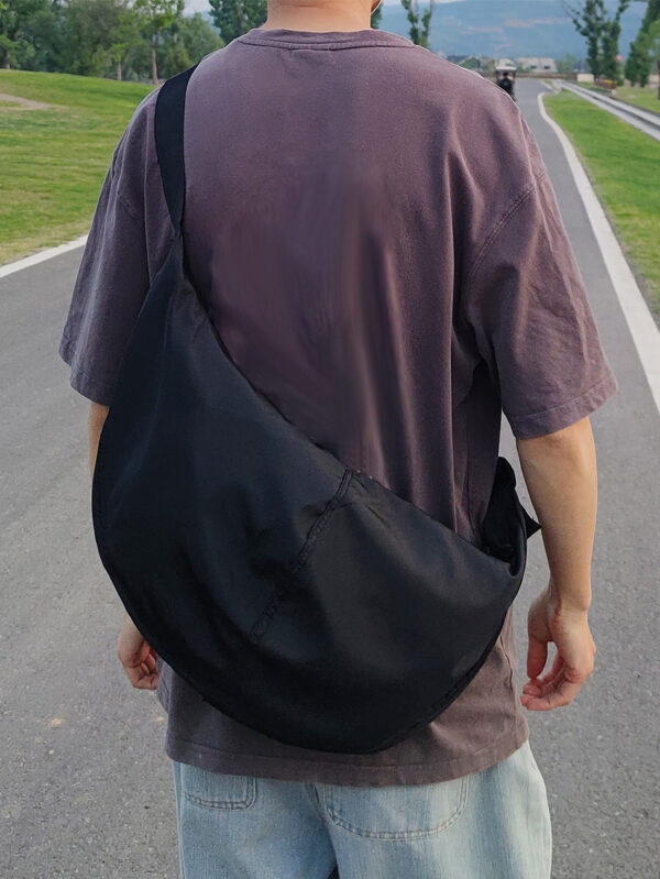 1 pièce Sac à bandoulière en nylon noir unicolore, imperméable, de forme croissante, grande capacité avec fermeture à glissière. Convient pour l'utilisation quotidienne, le déplacement, les voyages, l'école, le collège, les vacances, le stockage. Sac fourre-tout, sac banane, sac de randonnée, sac pour hommes, sac étudiant, sac décontracté, sac de papa, sac de petit ami, sac de voyage, sac d'extérieur, sac de Noël, sac de Thanksgiving, sac de poitrine, sac latéral, sac besace, sac en cuir, sac porté à la hanche, sac cadeau pour homme, sac de camping, sac bandoulière pour homme, sac d'été, sac de rentrée scolaire – Image 5