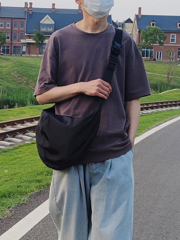 1 pièce Sac à bandoulière en nylon noir unicolore, imperméable, de forme croissante, grande capacité avec fermeture à glissière. Convient pour l'utilisation quotidienne, le déplacement, les voyages, l'école, le collège, les vacances, le stockage. Sac fourre-tout, sac banane, sac de randonnée, sac pour hommes, sac étudiant, sac décontracté, sac de papa, sac de petit ami, sac de voyage, sac d'extérieur, sac de Noël, sac de Thanksgiving, sac de poitrine, sac latéral, sac besace, sac en cuir, sac porté à la hanche, sac cadeau pour homme, sac de camping, sac bandoulière pour homme, sac d'été, sac de rentrée scolaire – Image 6