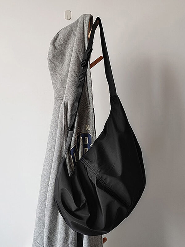 1 pièce Sac à bandoulière en nylon noir unicolore, imperméable, de forme croissante, grande capacité avec fermeture à glissière. Convient pour l'utilisation quotidienne, le déplacement, les voyages, l'école, le collège, les vacances, le stockage. Sac fourre-tout, sac banane, sac de randonnée, sac pour hommes, sac étudiant, sac décontracté, sac de papa, sac de petit ami, sac de voyage, sac d'extérieur, sac de Noël, sac de Thanksgiving, sac de poitrine, sac latéral, sac besace, sac en cuir, sac porté à la hanche, sac cadeau pour homme, sac de camping, sac bandoulière pour homme, sac d'été, sac de rentrée scolaire – Image 7