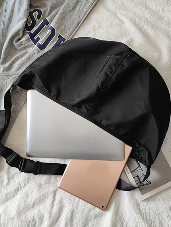 1 pièce Sac à bandoulière en nylon noir unicolore, imperméable, de forme croissante, grande capacité avec fermeture à glissière. Convient pour l'utilisation quotidienne, le déplacement, les voyages, l'école, le collège, les vacances, le stockage. Sac fourre-tout, sac banane, sac de randonnée, sac pour hommes, sac étudiant, sac décontracté, sac de papa, sac de petit ami, sac de voyage, sac d'extérieur, sac de Noël, sac de Thanksgiving, sac de poitrine, sac latéral, sac besace, sac en cuir, sac porté à la hanche, sac cadeau pour homme, sac de camping, sac bandoulière pour homme, sac d'été, sac de rentrée scolaire – Image 9