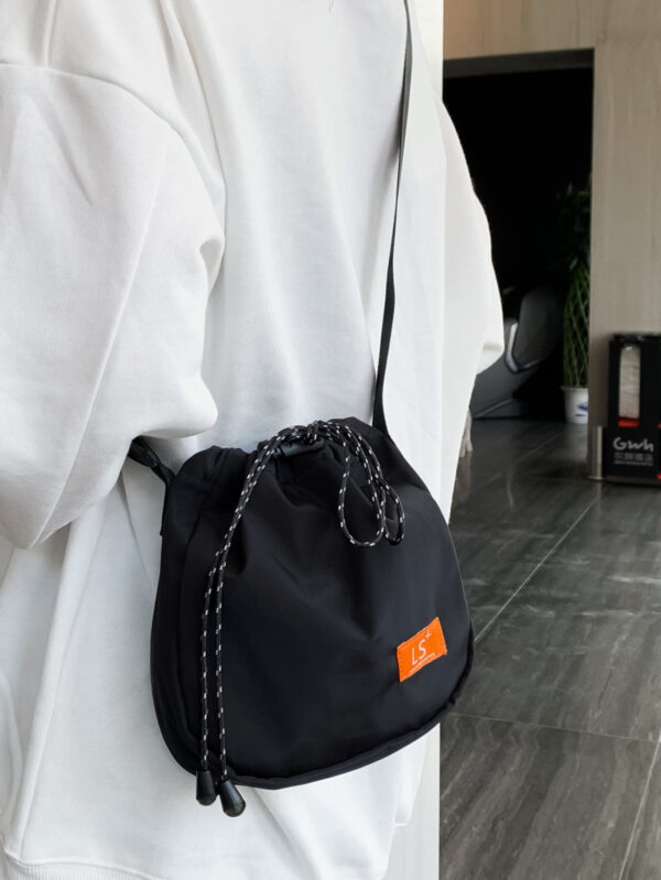 Sac banane multifonctionnel pour étudiants. Sac à bandoulière décontracté. Sac fourre-tout, sac d'école, sac de sport, sac de voyage, sac de plein air, sac de loisirs, sac de transport. Sac léger, idéal pour les voyages, les vacances, les sorties, l'école, les sports, les déplacements. Cadeau idéal pour Noël, la Thanksgiving, les fêtes.