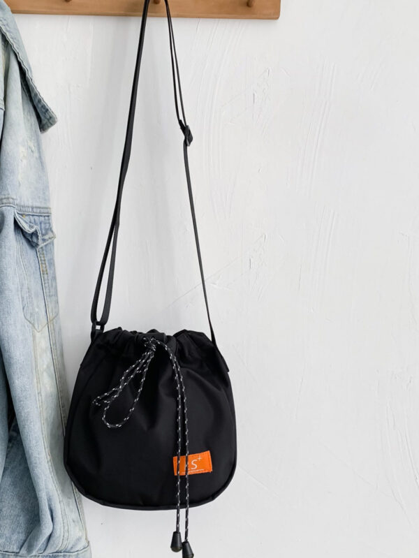 Sac banane multifonctionnel pour étudiants. Sac à bandoulière décontracté. Sac fourre-tout, sac d'école, sac de sport, sac de voyage, sac de plein air, sac de loisirs, sac de transport. Sac léger, idéal pour les voyages, les vacances, les sorties, l'école, les sports, les déplacements. Cadeau idéal pour Noël, la Thanksgiving, les fêtes. – Image 2