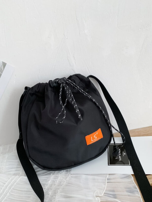 Sac banane multifonctionnel pour étudiants. Sac à bandoulière décontracté. Sac fourre-tout, sac d'école, sac de sport, sac de voyage, sac de plein air, sac de loisirs, sac de transport. Sac léger, idéal pour les voyages, les vacances, les sorties, l'école, les sports, les déplacements. Cadeau idéal pour Noël, la Thanksgiving, les fêtes. – Image 3