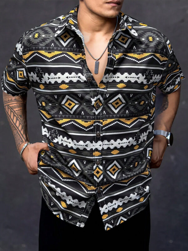 Manfinity Homme Chemise à manches courtes de style bohème pour homme, imprimé géométrique coloré avec boutons devant. Cadeau idéal pour le petit ami
