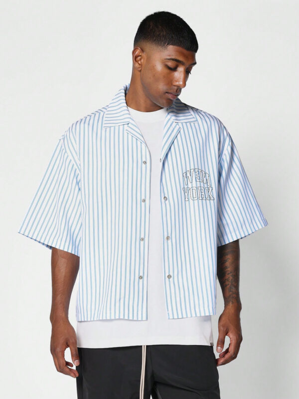 SUMWON Chemise ajustée en box avec rayures fines et broderie – Image 2