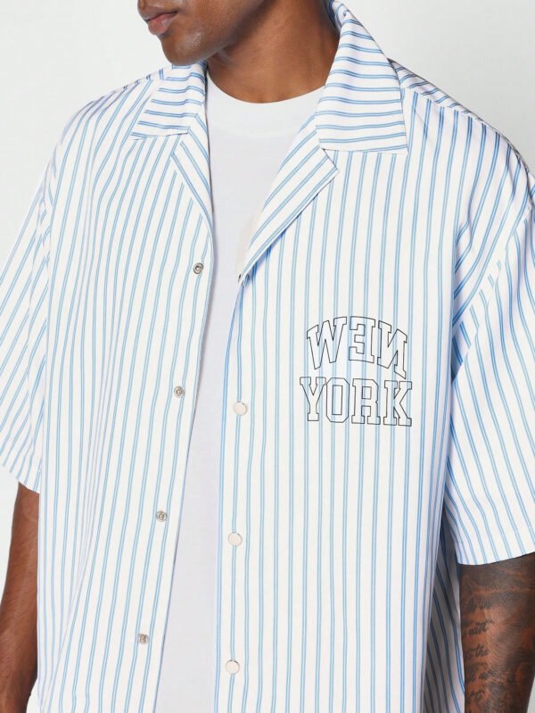SUMWON Chemise ajustée en box avec rayures fines et broderie – Image 3