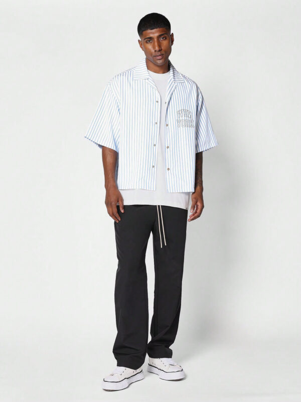SUMWON Chemise ajustée en box avec rayures fines et broderie – Image 4