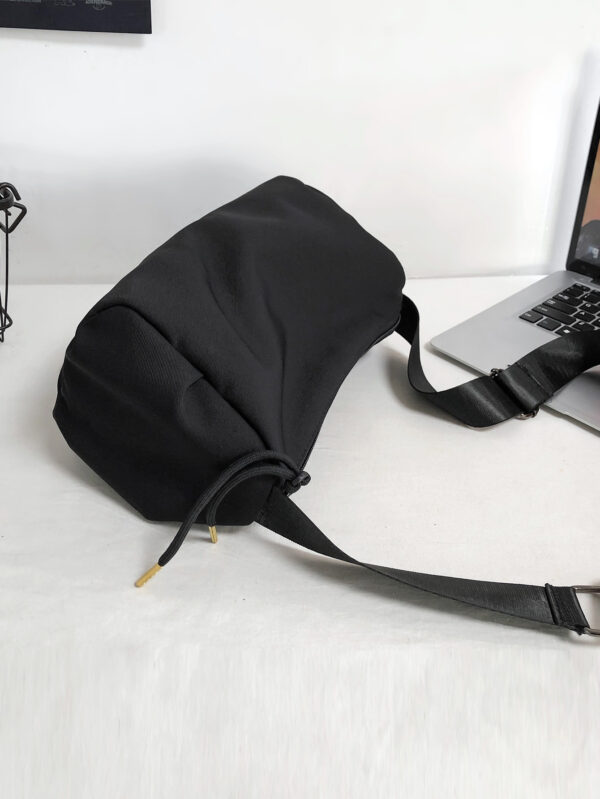 LESHAJIA Sac banane multifonctionnel pour étudiants du secondaire, étudiants de première année d'université, hommes, sac casual en nylon minimaliste. Sac d'école pour les voyages, le collège, les activités de plein air, les sports, les déplacements. Sac de messager stylé et portable, cadeau de Noël amusant, sac de voyage, sac d'accessoires de vacances pour hommes, sac banane de camping pour hommes – Image 4