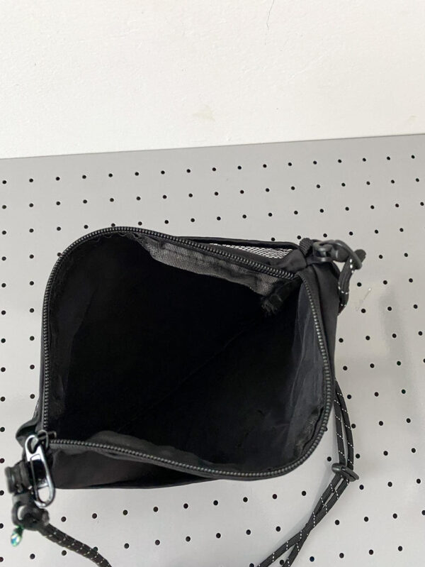 rollthedice Sac à fermeture éclair avec décoration de patch de lettre, ajouré. Sac à main, sac à bandoulière, sac de sport pour lycée, université, école supérieure. Sac polyvalent pour étudiant universitaire, sac de poitrine, sac à bandoulière, sac noir, sac de randonnée, cadeau, sac de voyage grande capacité, sac décontracté Goyard, sac latéral, sac besace, accessoires de voyage, sac de camping, sac à dos de retour à l'école – Image 7