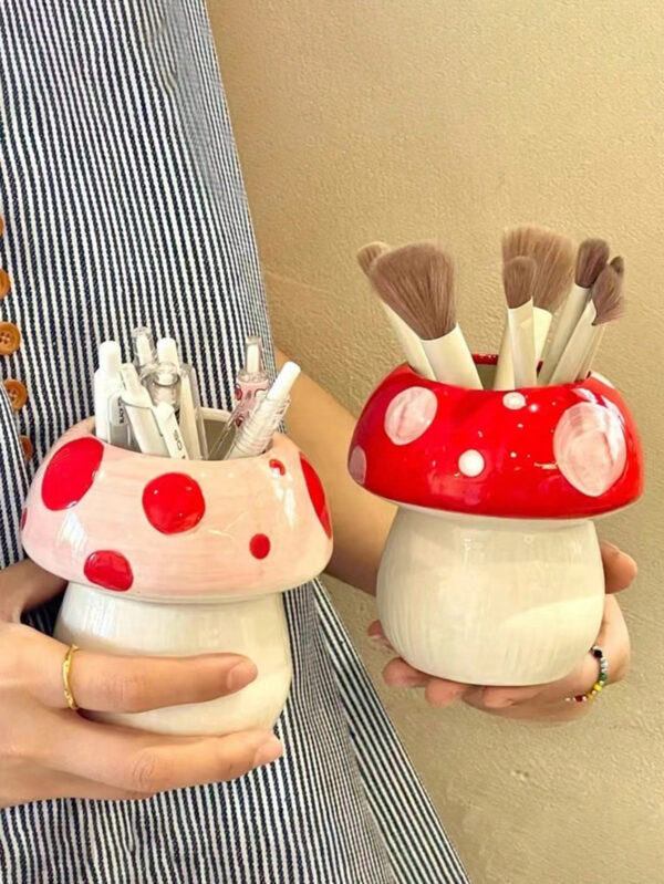 1 pièce Porte-crayon en forme de champignon en céramique mignon - organisateur de bureau pour pinceaux de maquillage et fournitures de bureau, design décoratif créatif pour étudiants et filles, support à stylo adorable pour fournitures et accessoires de bureau de couleur pastel