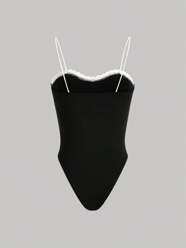 SHEIN MOD Body Sans Manches Col V Ajusté En Couleur De Bloc De Dentelle Ajourée Avec Garniture De Dentelle Florale – Image 2