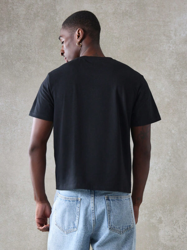 SUMWON T-shirt à manches courtes avec imprimé graphique de verre de fenêtre, coupe rétrécie – Image 2