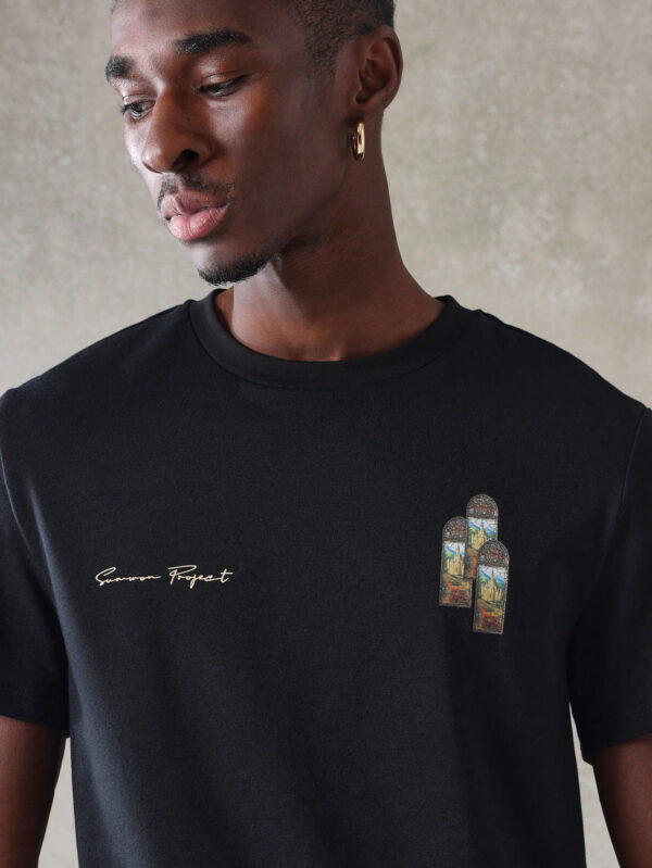 SUMWON T-shirt à manches courtes avec imprimé graphique de verre de fenêtre, coupe rétrécie – Image 4