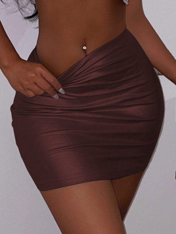 SHEIN Allurite Jupe mini sexy et cintrée en forme plissée avec revêtement argenté pour femmes – Image 4