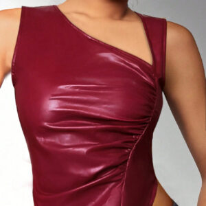 Glamine Top plissé élégant et chic synthétique PU bordeaux asymétrique pour femme, style vintage moto, coupe slim sans manches, idéal pour le Nouvel An et les fêtes. Top plissé pour la Saint-Valentin avec imprimé câlins et baisers.