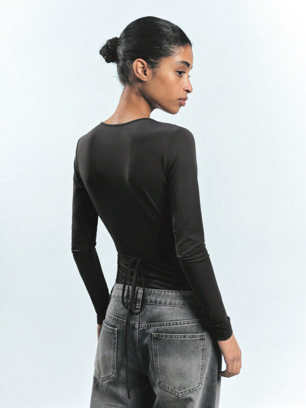 Maija Combinaison femme à manches longues col rond ajustée douce et confortable, avec nœud à l'avant. Tenue décontractée polyvalente, chic pour la villégiature – Image 2