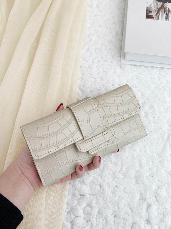 Portefeuille long plié pour femme avec relief crocodile, léger et moderne, avec emplacements pour cartes de crédit, cartes d'identité, argent et billets, idéal pour les affaires occasionnelles, les cadeaux pour les enseignants, les travailleurs, les voyages de travail et de vacances, les femmes de bureau, les vacances, les cadeaux et les fournitures scolaires pour les femmes, les cadeaux pour les petites amies et les enseignants à l'occasion de la rentrée des classes – Image 4