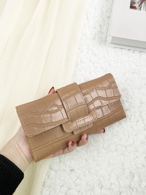 Portefeuille long plié pour femme avec relief crocodile, léger et moderne, avec emplacements pour cartes de crédit, cartes d'identité, argent et billets, idéal pour les affaires occasionnelles, les cadeaux pour les enseignants, les travailleurs, les voyages de travail et de vacances, les femmes de bureau, les vacances, les cadeaux et les fournitures scolaires pour les femmes, les cadeaux pour les petites amies et les enseignants à l'occasion de la rentrée des classes – Image 7