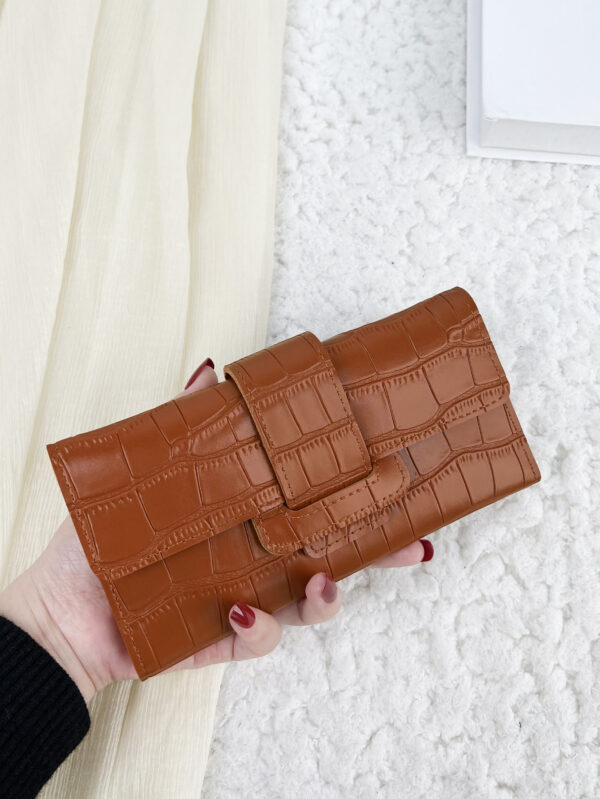 Portefeuille long plié pour femme avec relief crocodile, léger et moderne, avec emplacements pour cartes de crédit, cartes d'identité, argent et billets, idéal pour les affaires occasionnelles, les cadeaux pour les enseignants, les travailleurs, les voyages de travail et de vacances, les femmes de bureau, les vacances, les cadeaux et les fournitures scolaires pour les femmes, les cadeaux pour les petites amies et les enseignants à l'occasion de la rentrée des classes – Image 10