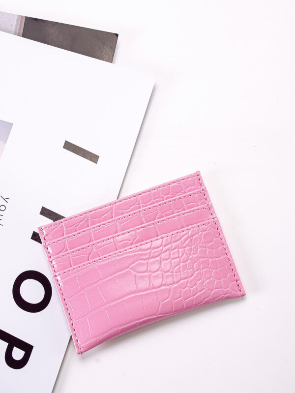 Portefeuille fin et léger à embossage crocodile. Idéal comme cadeau d'anniversaire, de Saint-Valentin pour femmes, filles, étudiantes, travailleurs de bureau. Aussi pour les vacances, l'anniversaire, la rentrée scolaire. Porte-cartes, porte-monnaie, fournitures scolaires, cadeau pour enseignants.
