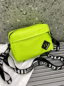 Un sac à bandoulière, sac messager, sac de sport, sac de voyage, sac d'étudiants multi-fonctions en canevas de couleur unie. Sa sangle large et son style diagonal neutre en font un sac polyvalent idéal pour les déplacements, les vacances, les loisirs et les activités de plein air. Léger et spacieux, il convient parfaitement aux étudiants, aux hommes et aux femmes. Un sac pratique et tendance, un beau cadeau.