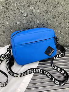 Un sac à bandoulière, sac messager, sac de sport, sac de voyage, sac d'étudiants multi-fonctions en canevas de couleur unie. Sa sangle large et son style diagonal neutre en font un sac polyvalent idéal pour les déplacements, les vacances, les loisirs et les activités de plein air. Léger et spacieux, il convient parfaitement aux étudiants, aux hommes et aux femmes. Un sac pratique et tendance, un beau cadeau. – Image 2
