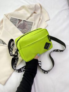 Un sac à bandoulière, sac messager, sac de sport, sac de voyage, sac d'étudiants multi-fonctions en canevas de couleur unie. Sa sangle large et son style diagonal neutre en font un sac polyvalent idéal pour les déplacements, les vacances, les loisirs et les activités de plein air. Léger et spacieux, il convient parfaitement aux étudiants, aux hommes et aux femmes. Un sac pratique et tendance, un beau cadeau. – Image 3