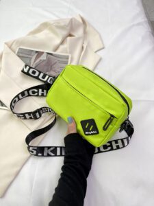 Un sac à bandoulière, sac messager, sac de sport, sac de voyage, sac d'étudiants multi-fonctions en canevas de couleur unie. Sa sangle large et son style diagonal neutre en font un sac polyvalent idéal pour les déplacements, les vacances, les loisirs et les activités de plein air. Léger et spacieux, il convient parfaitement aux étudiants, aux hommes et aux femmes. Un sac pratique et tendance, un beau cadeau. – Image 4