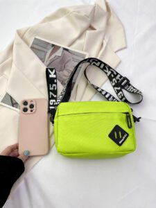 Un sac à bandoulière, sac messager, sac de sport, sac de voyage, sac d'étudiants multi-fonctions en canevas de couleur unie. Sa sangle large et son style diagonal neutre en font un sac polyvalent idéal pour les déplacements, les vacances, les loisirs et les activités de plein air. Léger et spacieux, il convient parfaitement aux étudiants, aux hommes et aux femmes. Un sac pratique et tendance, un beau cadeau. – Image 5