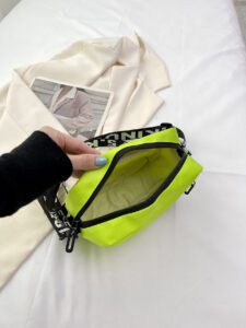 Un sac à bandoulière, sac messager, sac de sport, sac de voyage, sac d'étudiants multi-fonctions en canevas de couleur unie. Sa sangle large et son style diagonal neutre en font un sac polyvalent idéal pour les déplacements, les vacances, les loisirs et les activités de plein air. Léger et spacieux, il convient parfaitement aux étudiants, aux hommes et aux femmes. Un sac pratique et tendance, un beau cadeau. – Image 6