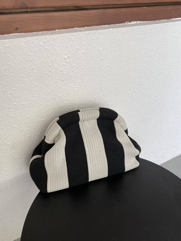 Vintage Tricoté Pochette Avec À Blocs De Couleurs À Rayures , Rétro Épingle À Cheveux Design Et Ajouré , Classique L'Années 90 Style Pour Vacances – Image 2