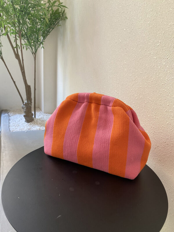 Vintage Tricoté Pochette Avec À Blocs De Couleurs À Rayures , Rétro Épingle À Cheveux Design Et Ajouré , Classique L'Années 90 Style Pour Vacances – Image 3
