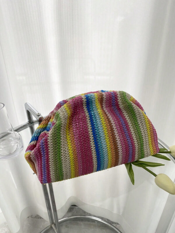 Vintage Tricoté Pochette Avec À Blocs De Couleurs À Rayures , Rétro Épingle À Cheveux Design Et Ajouré , Classique L'Années 90 Style Pour Vacances – Image 4